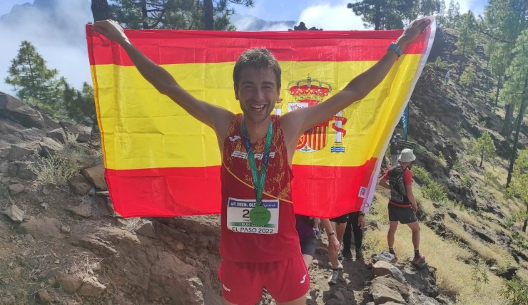 Daniel Osanz posa con la bandera de España tras lograr una medalla.