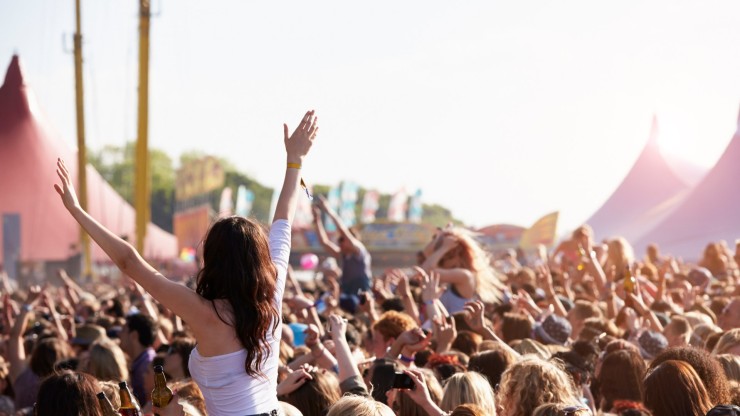 Asociaciones de consumidores alertan de posibles prácticas abusivas e incumplimientos normativos en los festivales de música.