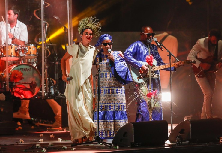 El dúo maliense Amadou & Mariam junto a Cristina Manjón, más conocida como Nita, vocalista de Fuel Fandango. (EFE/Javier Cebollada).