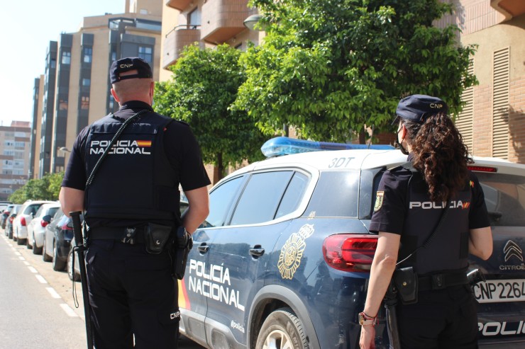 Imagen de archivo de dos agentes de la Policía Nacional. / Europa Press