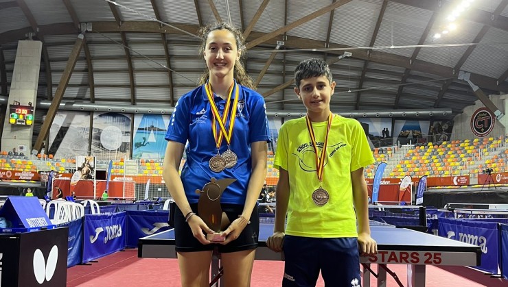 Silvia Paris y Álvaro Gimeno posan con sus medallas logradas en el Nacional. Foto: FATM