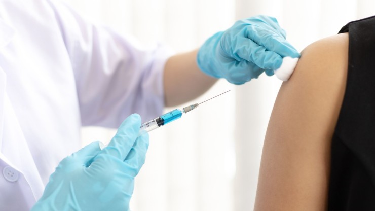 Un sanitario administra una vacuna contra la COVID-19.