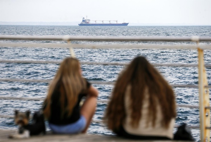 El primer barco cargado de cereal desde el inicio del conflicto en Ucrania ha partido este lunes del puerto de Odesa. / EFE