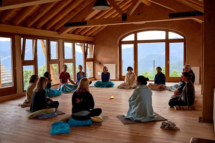 Un grupo haciendo meditación en Casa Cuadrau, en Vió (Huesca).