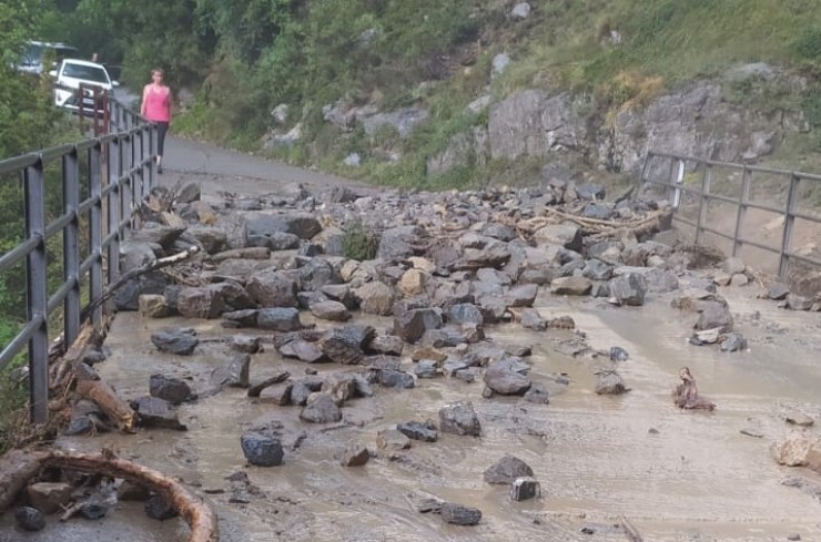 Las lluvias intensas en el Pirineo dejan granizo y algunos desperfectos en las carreteras.