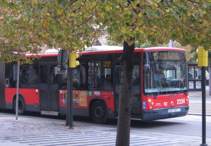 Un autobús urbano circulando por Zaragoza. / Europa Press.