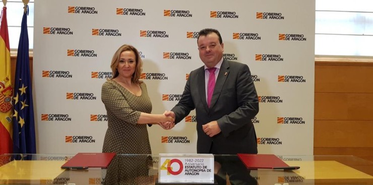 Mayte Pérez y Luis Zubieta, tras la firma de los convenios entre el Gobierno de Aragón y la FAMCP. / Gobierno de Aragón