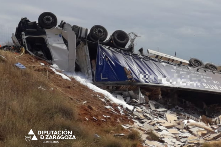 Estado en el que ha quedado el camión tras volcar en la A-23 a la altura de Villadoz./ Diputación de Zaragoza