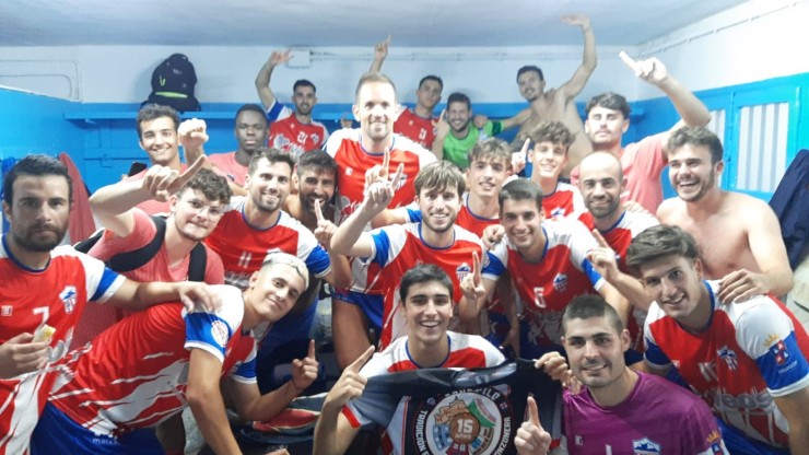 Los jugadores del Atlético Monzón celebran su éxito en la fase regional de la Copa RFEF.