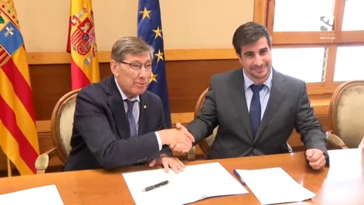 El vicepresidente de Aragón, Arturo Aliaga, y el nuevo director gerente de Motorland, Miguel Ángel Cobo, se estrechan la mano. / CARTV