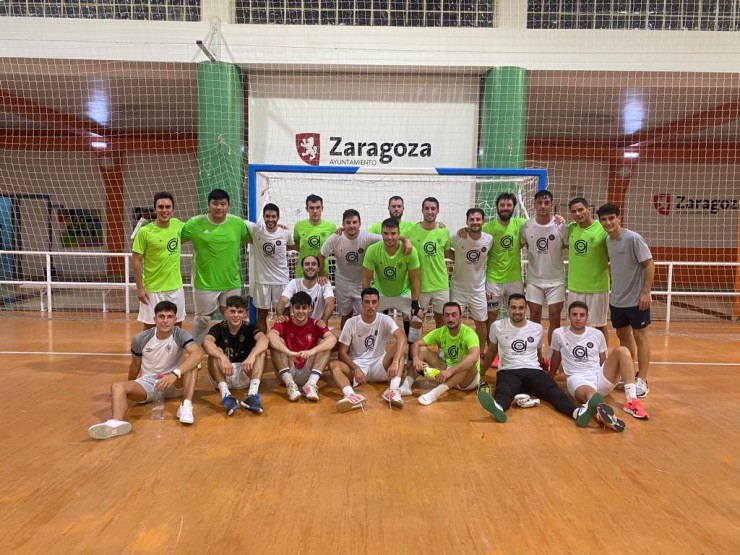 Los jugadores del Full Energía Zaragoza posan tras un entrenamiento.