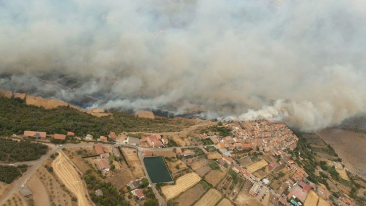 Las llamas se acercan a la localidad de Añón de Moncayo.  / Gobierno de Aragón