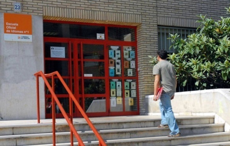 Un alumno accede a la Escuela Oficial de Idiomas número 1 de Zaragoza. / Gobierno de Aragón