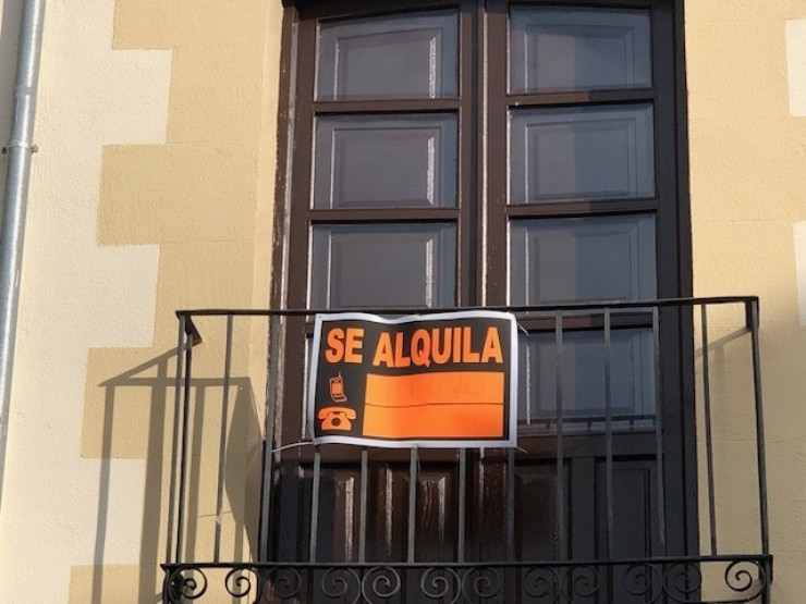 Cartel de 'Se alquila', en el balcón de una vivienda. / Europa Press