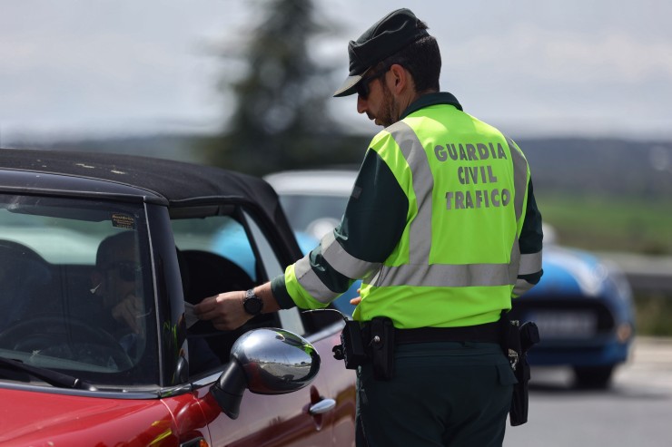 Un agente de la Guardia Civil pide documentación a un conductor en un control de tráfico. / Europa Press.