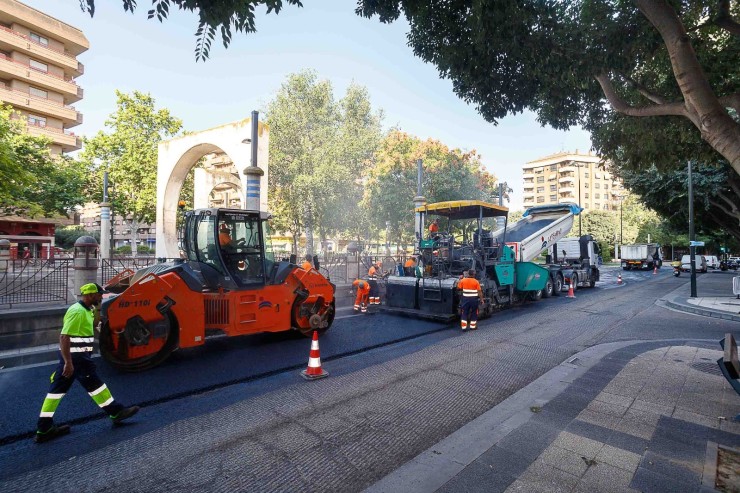Obras de la 'operación asfalto' en la avenida de La Almozara. / Ayuntamiento de Zaragoza