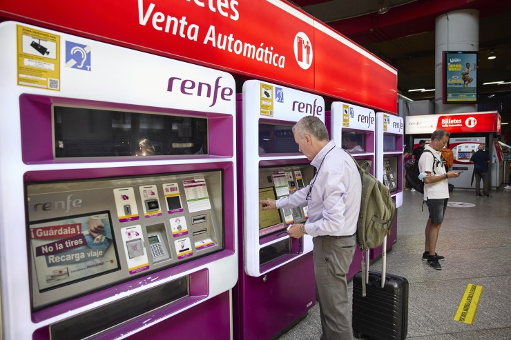 Los abonos gratuitos pueden solicitarse a través de las máquinas autoventa de las estaciones. | Europa Press