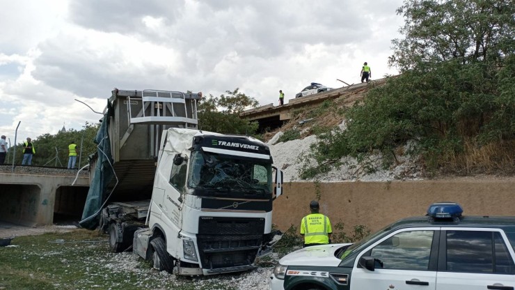 Estado en el que ha quedado el camión tras caer desde un puente en la A-1511