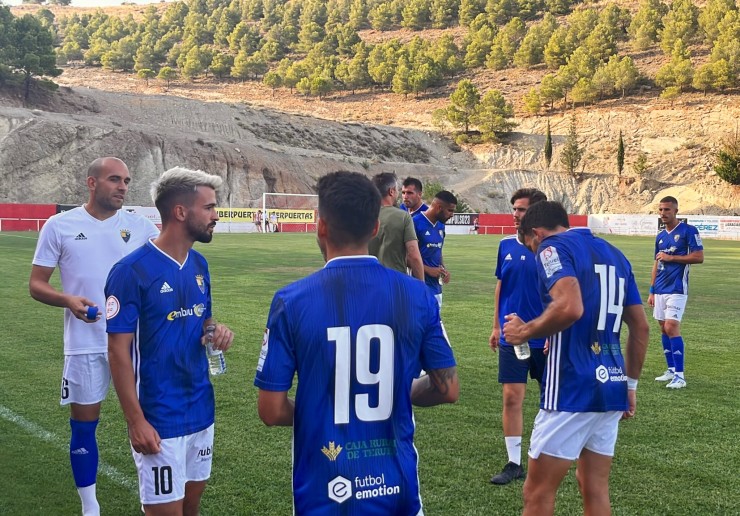 Jugadores del Teruel en la pausa de hidratación. Foto: Cd Teruel