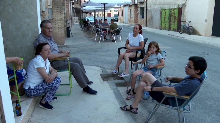 Foto de archivo de una familia conversando en Villarquemado (Teruel).