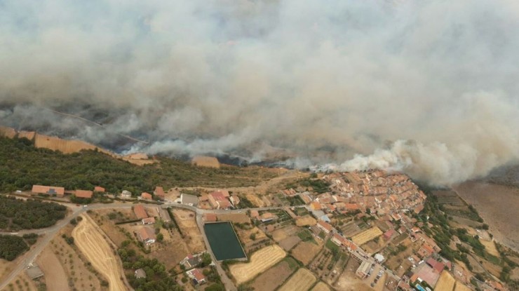 Las llamas se acercan a la localidad de Añón de Monzayo.  / Gobierno de Aragón