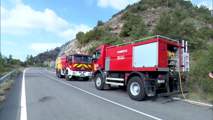Dos camiones de bomberos de la DPH trabajan en el operativo antiincendios.