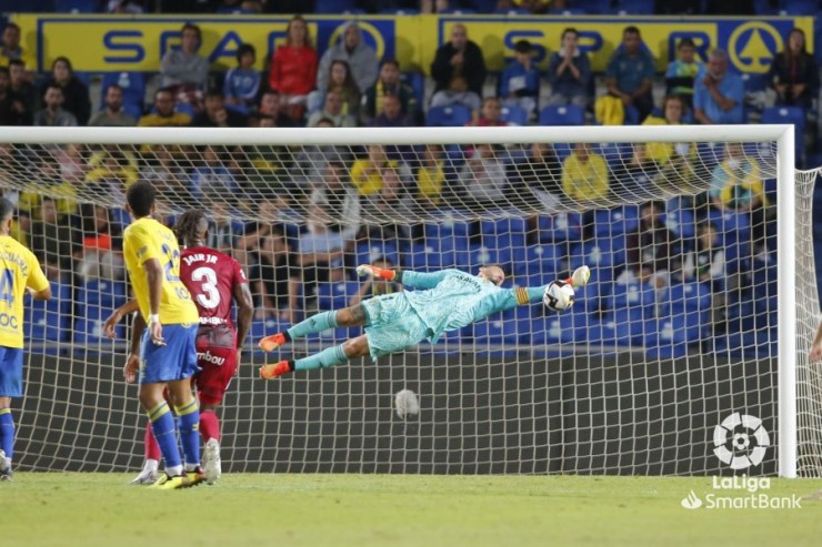 Cristian Álvarez salvó un punto ante Las Palmas con este paradón en la recta final. Foto: LaLiga