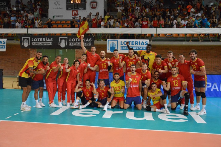 La Selección Española de voleibol celebra la victoria ante Georgia.