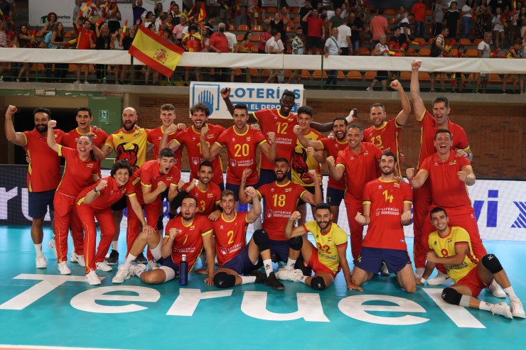 La Selección Española de Voleibol celebra el triunfo ante Eslovaquia.
