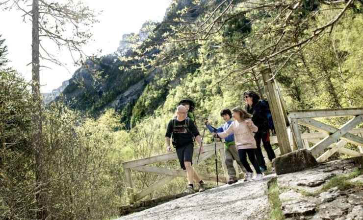 Una familia haciendo senderismo en el Valle de Ordesa. / Turismo de Aragón.