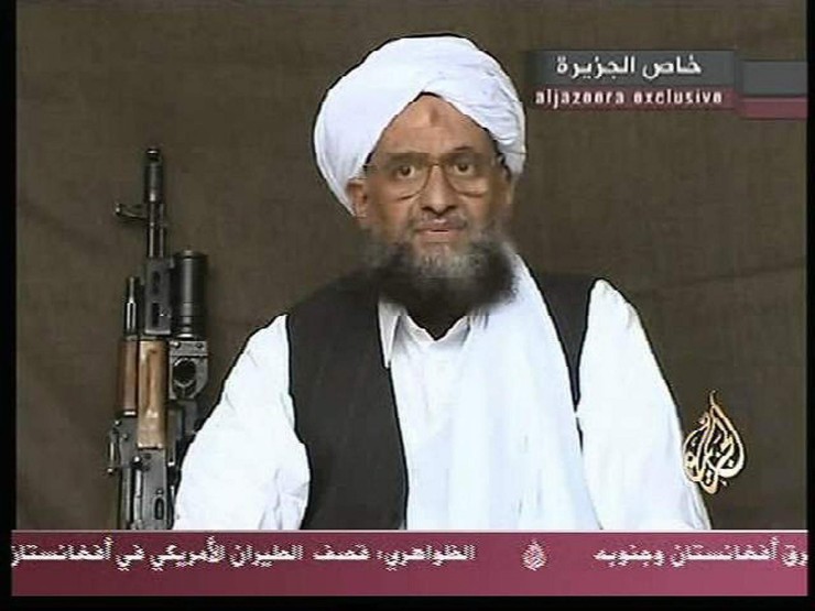 Fotografía de archivo del 9 de septiembre de 2004 que muestra una captura a una cinta de vídeo en la que aparece Ayman al-Zawahiri, entonces mano derecha de Osama Bin Laden. (EFE/ Ho/Al Jazeera. Archivo).
