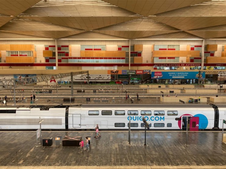 Un tren Ouigo en la estación Delicias de Zaragoza. / A. Bascuas