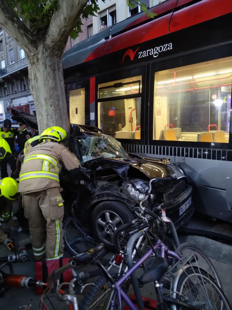 Imagen del accidente entre el tranvía y el vehículo. / Bomberos de Zaragoza.