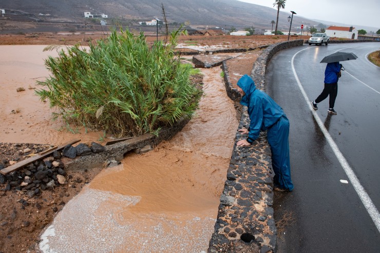 Vecinos de Fuerteventura observan los efectos provocados por Hermine. / EFE