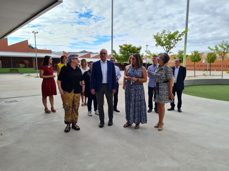 Imagen de la visita del consejero de Educación a las instalaciones del CPI Val de Atalaya. / Gobierno de Aragón