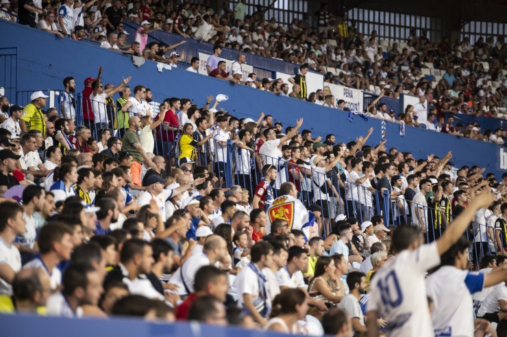 Aficionados del Real Zaragoza durante un encuentro en La Romareda.