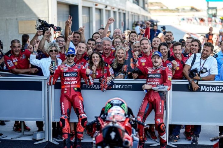 Francesco Bagnaia celebra con su equipo la 'pole' en MotorLand. Foto: Ducati Lenovo Team