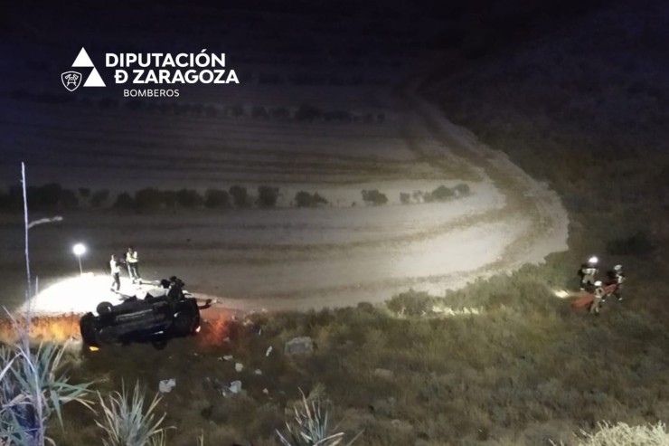 El coche accidentado cayó por un barranco de unos 20 metros de altura. / Diputación de Zaragoza
