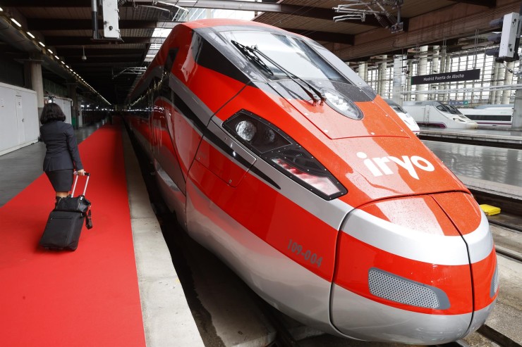 Los trenes del nuevo operador de alta velocidad del corredor Madrid-Barcelona serán de color rojo./ EFE/Juan Carlos Hidalgo