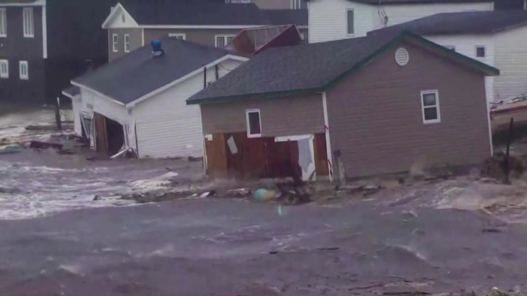 Las lluvias del huracán Fiona han destrozado varias casas en Canadá.