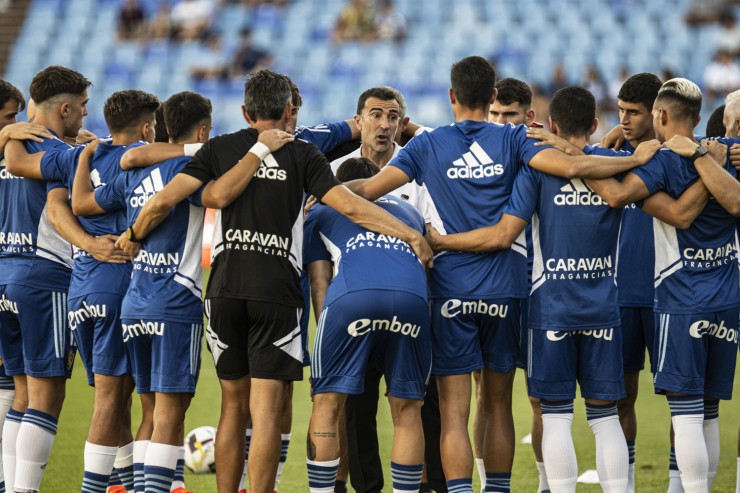 Juan Carlos Carcedo charla con sus jugadores antes de un partido. Foto: Marcos Cebrián