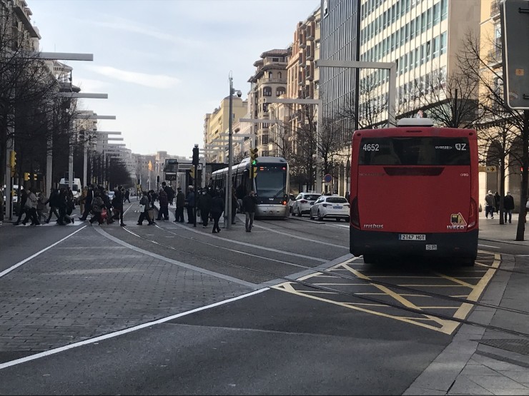 Un tranvía y un autobús en plaza España en Zaragoza. / Europa Press.