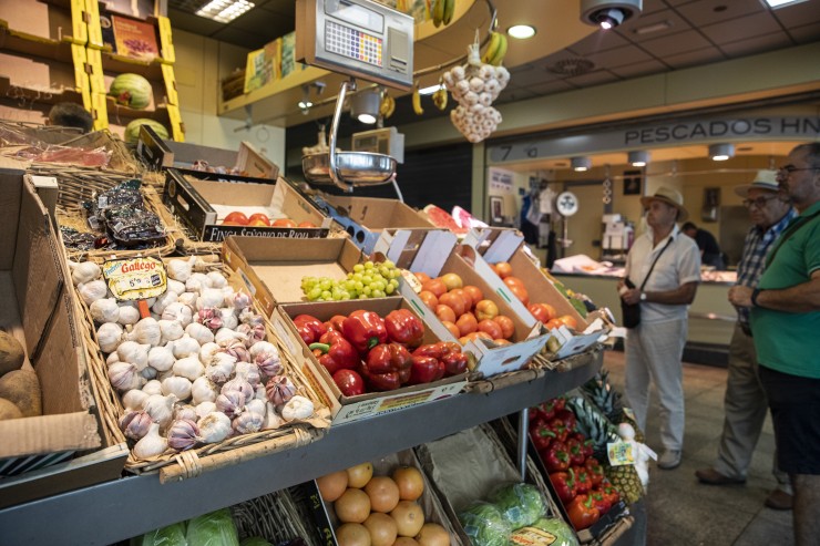 Un puesto de frutas y verduras en un mercado. / Europa Press