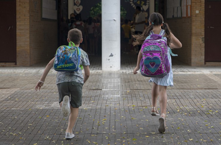 Dos escolares, a las puertas de un colegio. / Europa Press