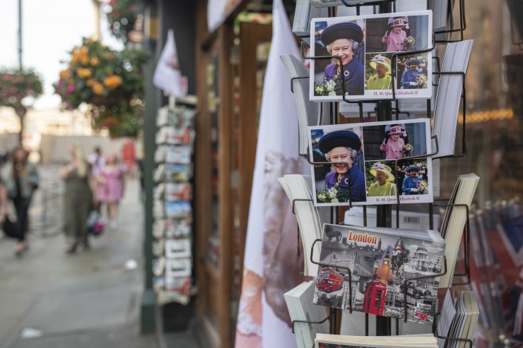 Postales, banderas, y fotografías de la reina Isabel II en una tienda de Londres. / Fuente: Europa Press