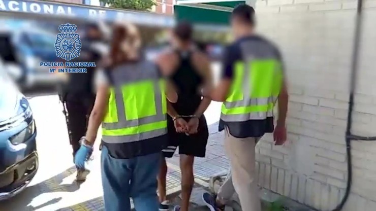 Varios agentes llevan esposado a un detenido. / Policía Nacional
