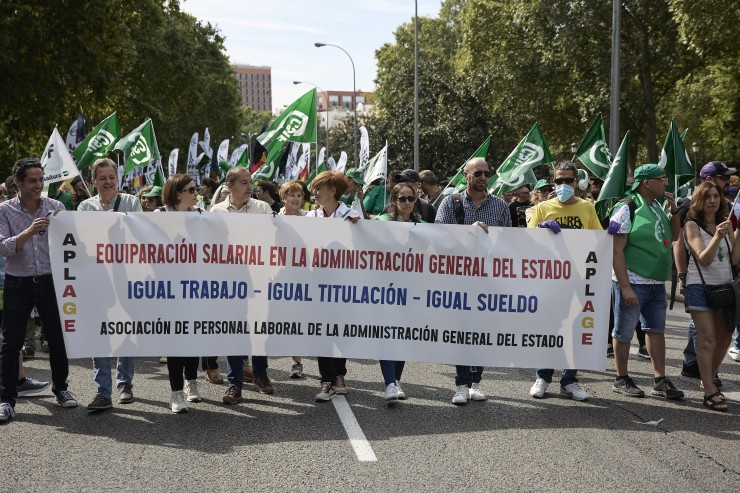 Varias personas participan, con pancartas, en una manifestación a favor de la subida salarial y los servicios públicos, a 21 de septiembre de 2022, en Madrid (España).  / Europa Press