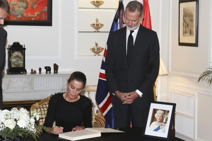 Los reyes españoles firmaron el libro de condolencias en la embajada del Reino Unido en España. (EFE/Casa de SM El Rey/JoséJiménez)