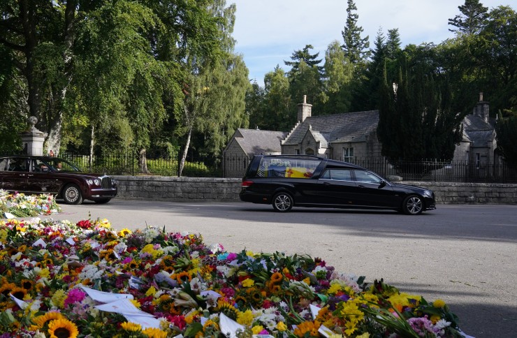 El coche fúnebre con los restos mortales de Isabel II. / Twitter The Royal Family.