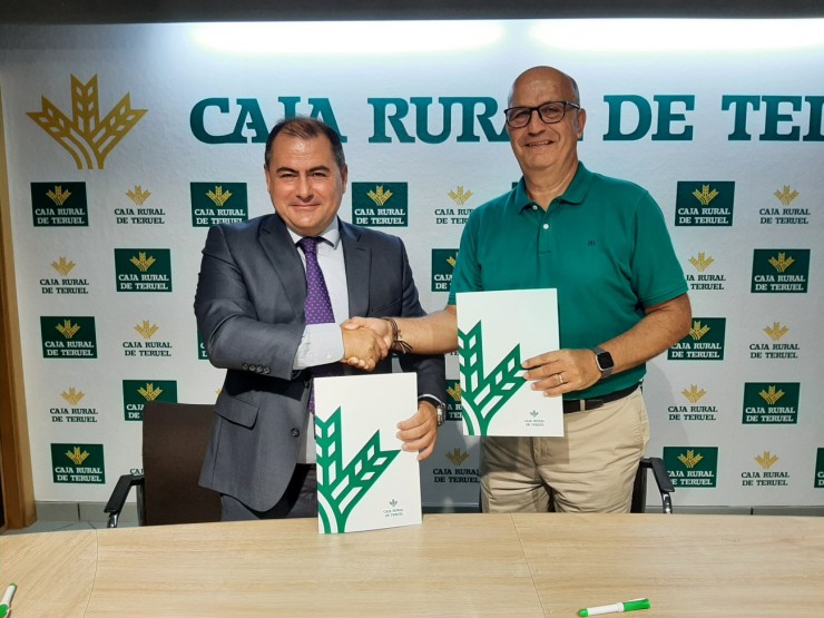 Firma realizada en la sede central de Caja Rural de Teruel. Foto: CV Teruel